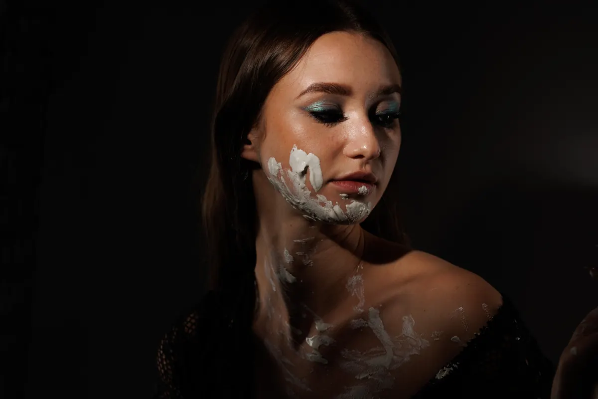 Fotografia artystyczna Pominkiewicza: Cracked — Dłoń na Twarzy