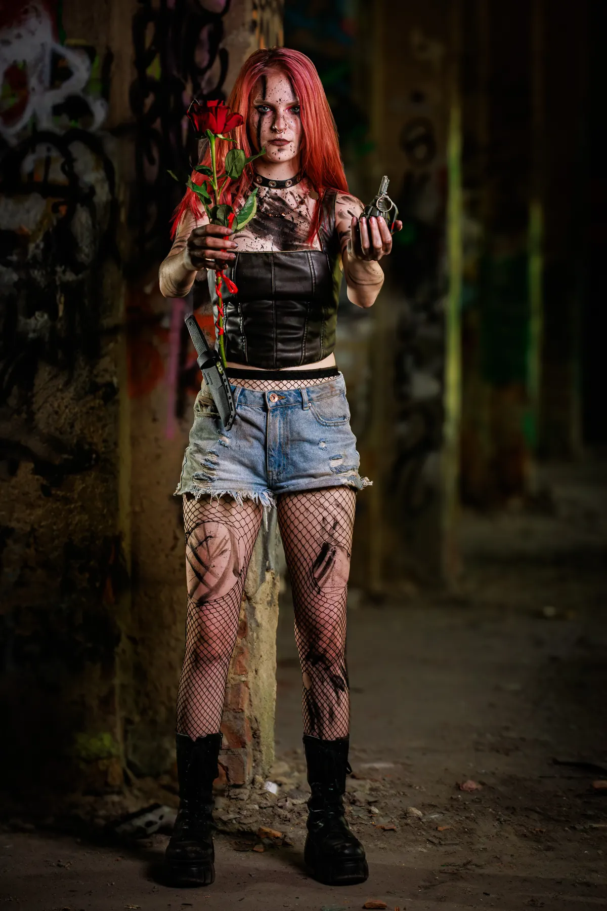 Fotografia artystyczna Pominkiewicza: Oddychanie w ruinie — pistolet i róża